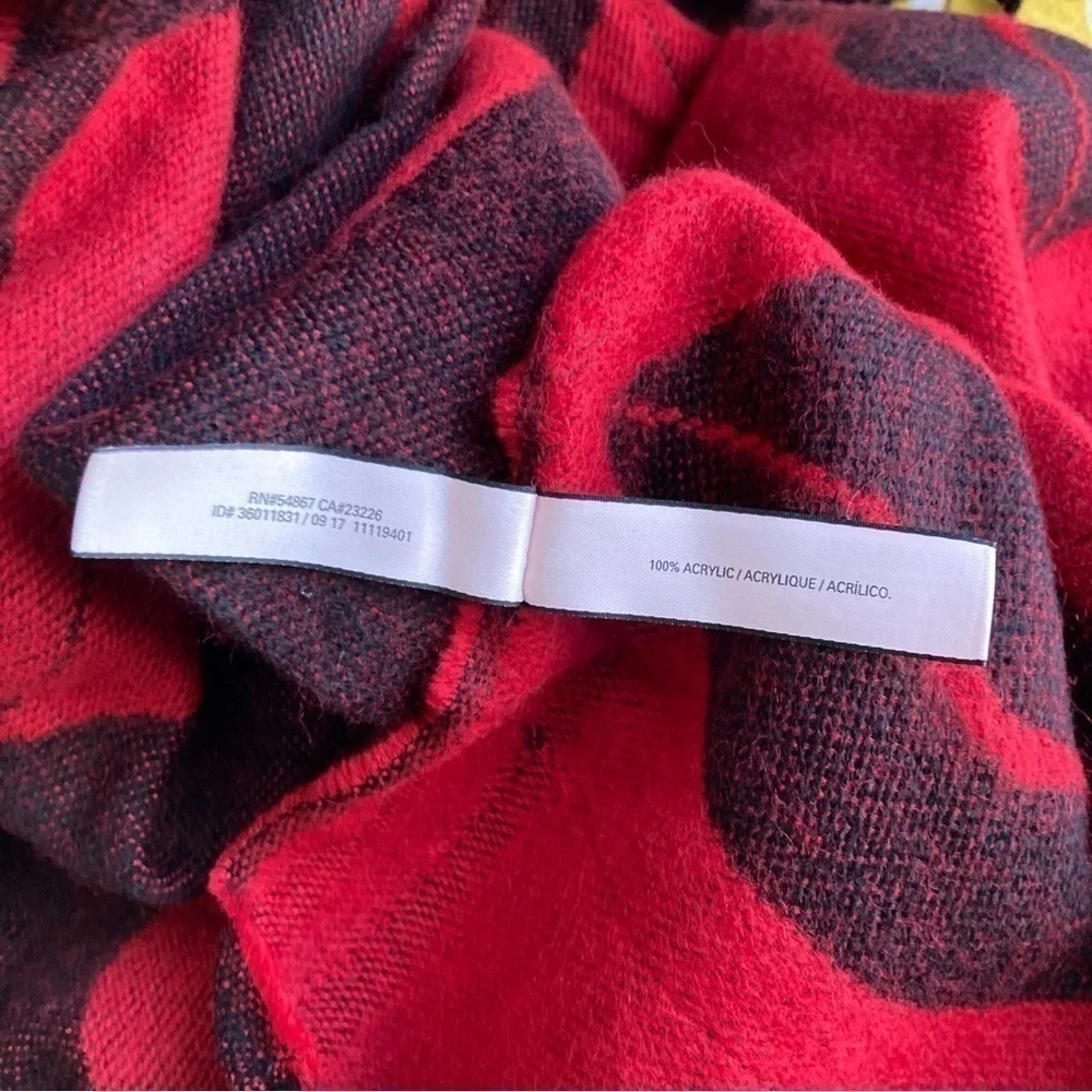Victoria’s Secret NWT reversible kissy lips throw blanket